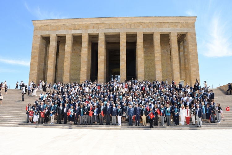 TÜRK ROTARYEN VE ROTARACT'LARI ATAMIZI ZİYARET ETTİLER